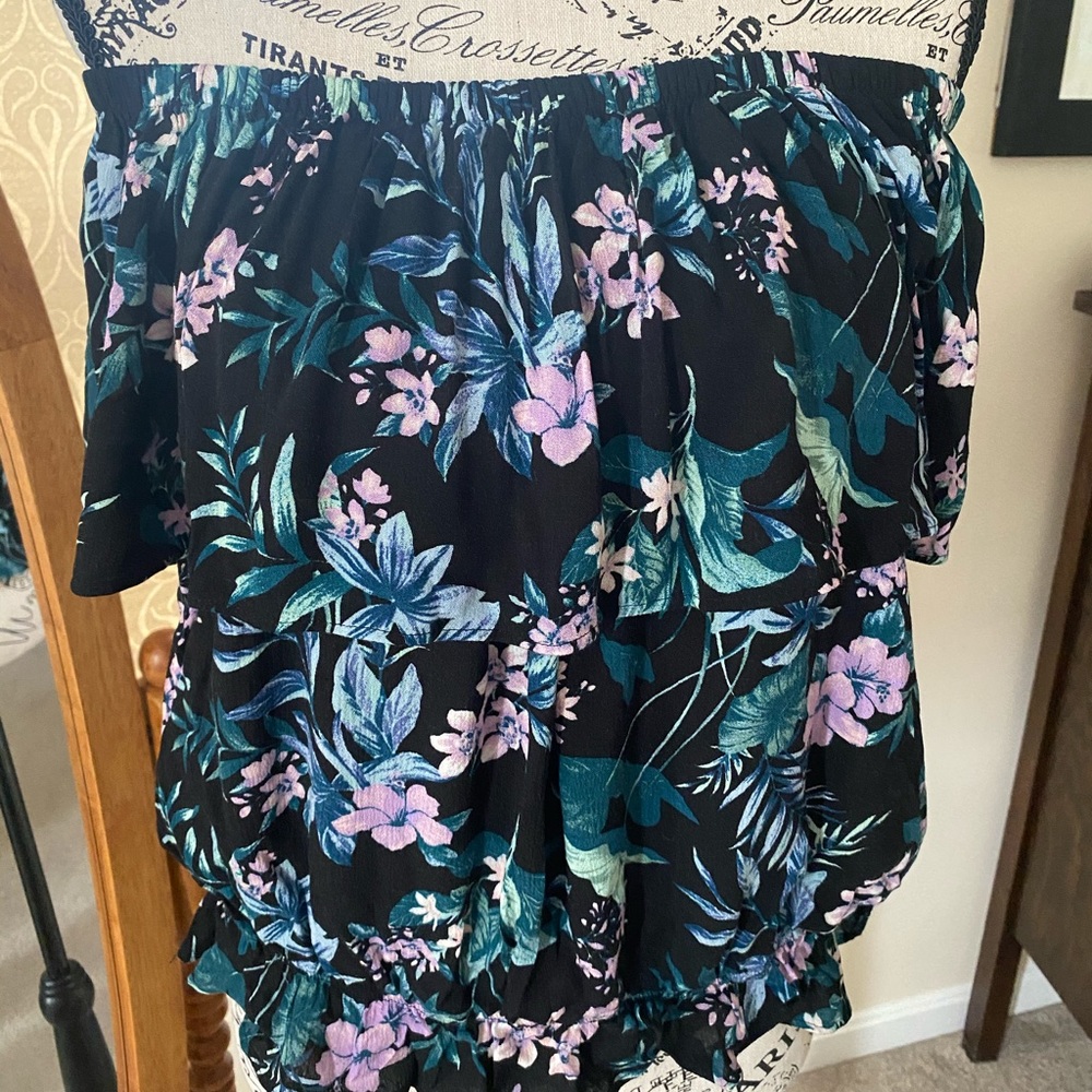 American Eagle Ruffle Top - Picture 2 of 3